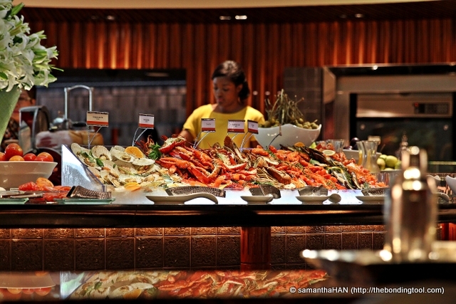 The first thing you see upon entering the restaurant is this wide array of seafood spread on the island.